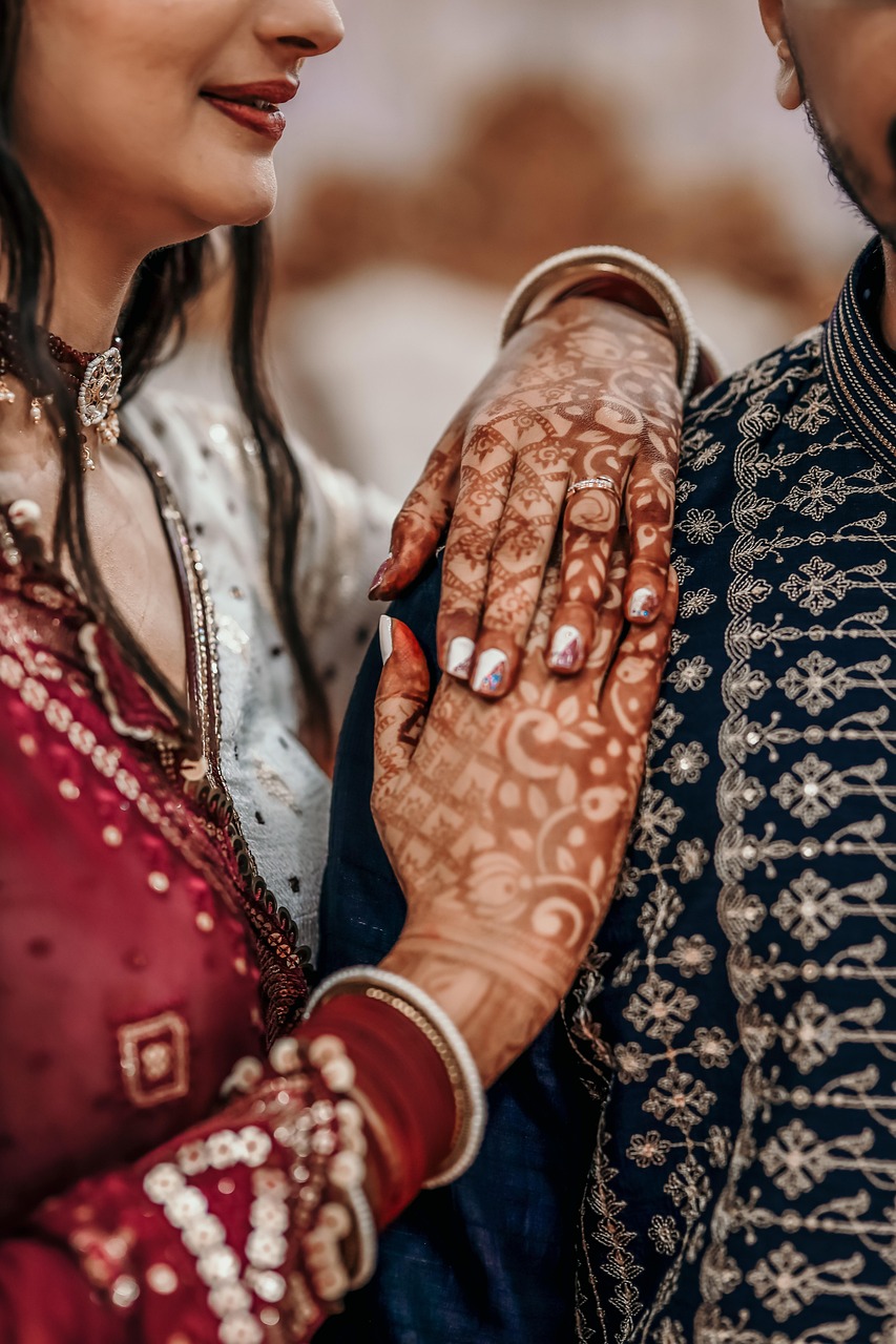 wedding, mehndi, hands, indian wedding, traditional, fashion, style, beautiful, girl, woman, man, couple, candid, pose, closeup, wedding photography, india, indian